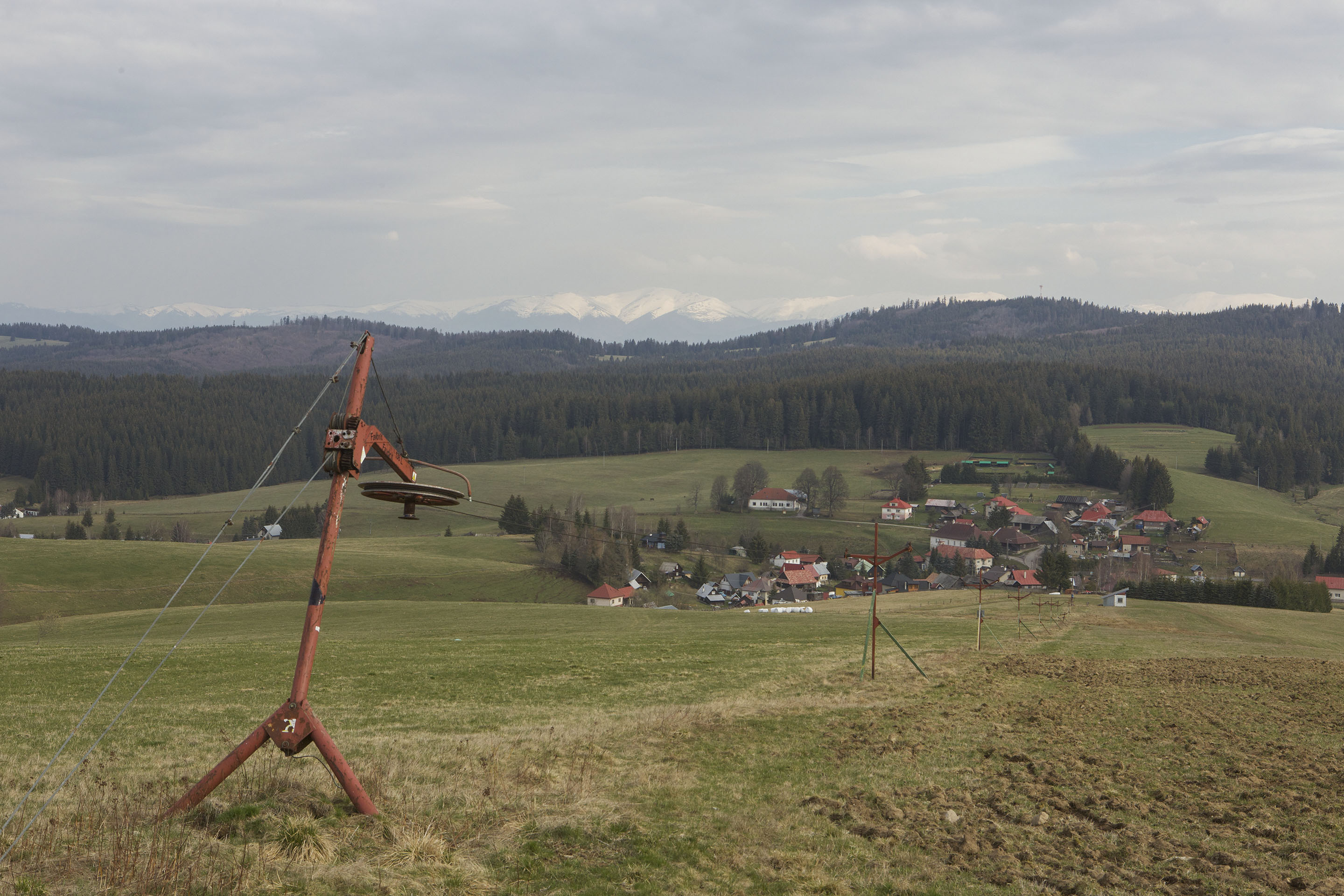 Obec Sihla v pozadí zasnežené Nízke Tatry